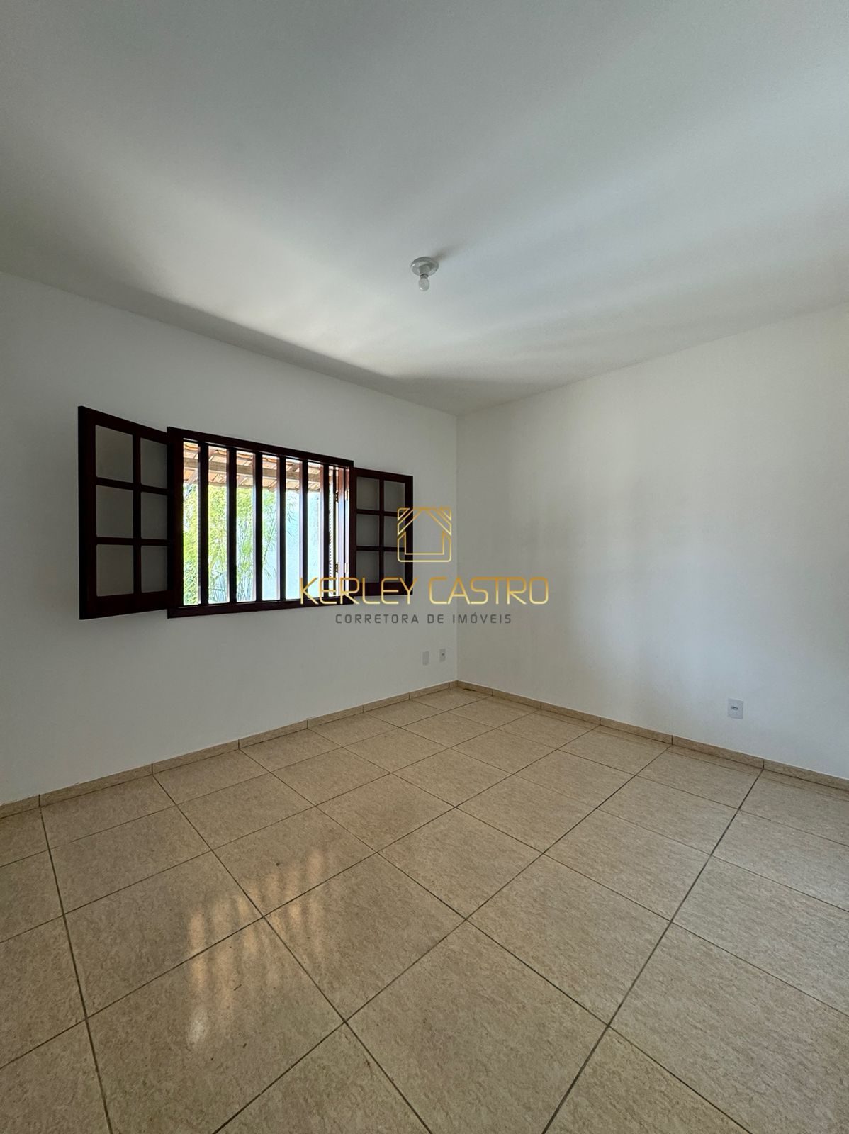 VENDO  CASA EM DOIS LOTES NO JK